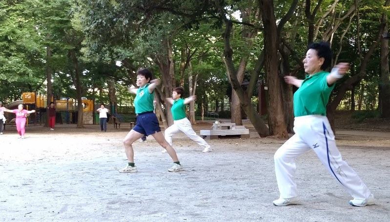 さまざまな運動を取り入れて楽しむ井草森公園ラジオ体操会の人たち=東京都杉並区で