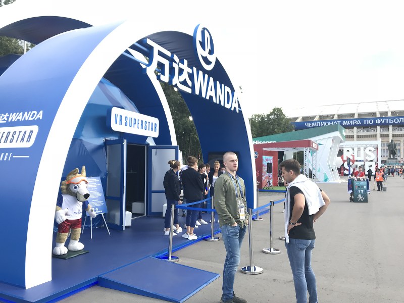 中国企業の出展が目立つサッカーW杯ロシア大会のモスクワ・ルジニキ競技場=2018年7月11日午後5時42分、大谷津統一撮影