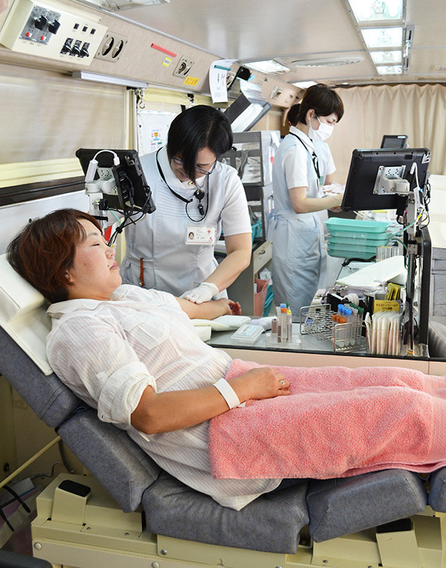 ひまわり献血キャンペーン 暑い夏こそ 姫路で推進活動 看護学生も協力 兵庫 毎日新聞