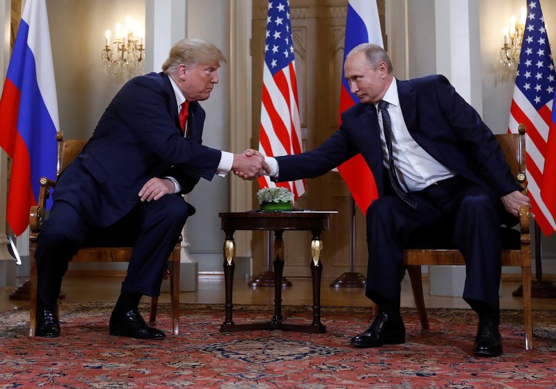首脳会談冒頭に握手するトランプ米大統領(左)とプーチン露大統領=ヘルシンキのフィンランド大統領公邸で16日、ロイター