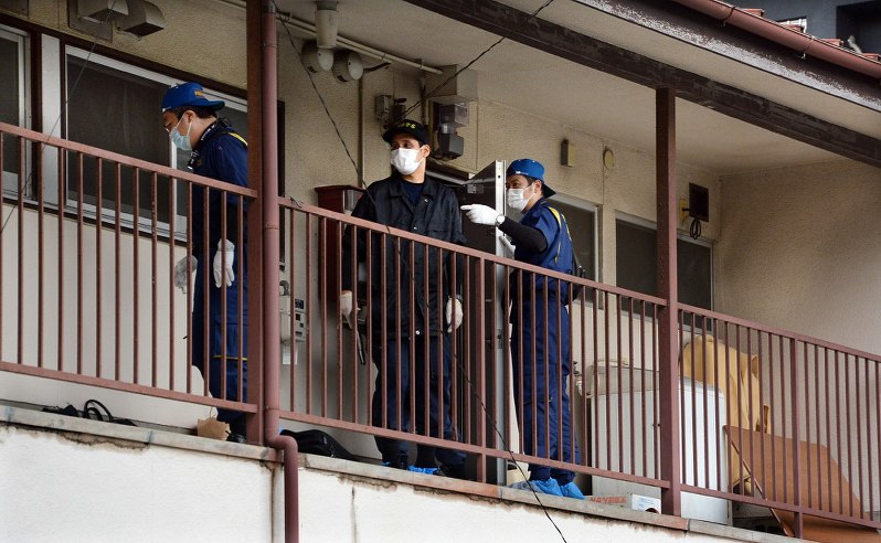 松本容疑者のアパートで実況見分する福岡県警捜査員。容疑者は大学時代から暮らすアパートでパソコンに没頭していた=福岡市東区で6月27日、宮原健太撮影