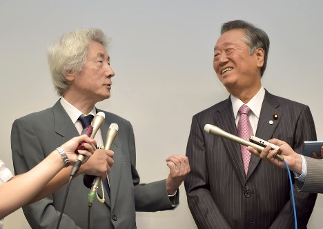 「小沢一郎政治塾」後、取材に応じる小泉純一郎元首相（左）と自由党の小沢一郎共同代表＝東京都新宿区で２０１８年７月１５日午後５時５７分、藤井達也撮影