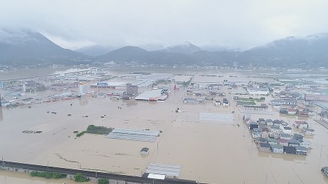 大洲市が調査のためにドローンを飛ばして撮影した被災直後の市内の様子。肱川から氾濫した濁った水で多くの建物が浸水していた＝２０１８年７月７日午後０時４５分、大洲市提供