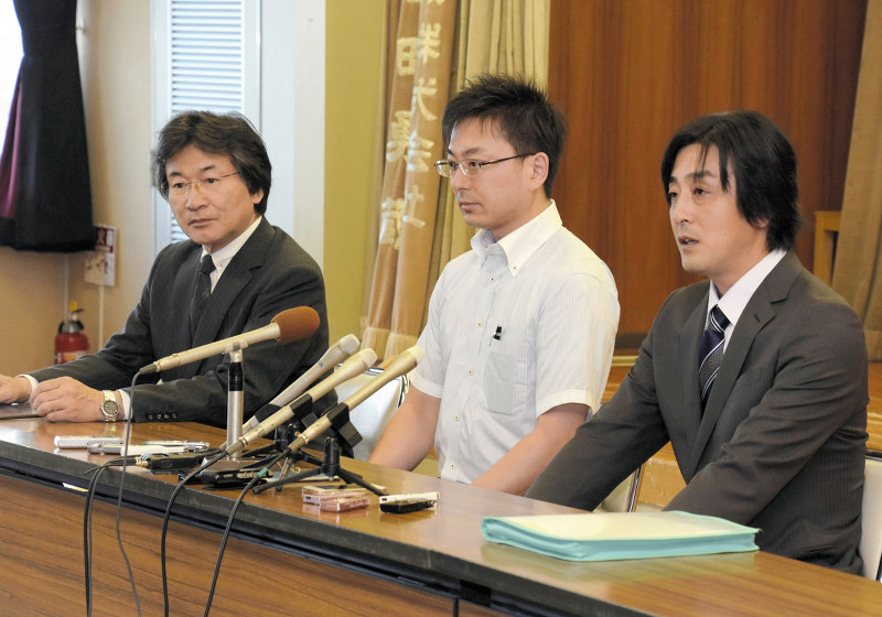 記者会見する葛西剛さん(右)ら=青森市内で2018年7月15日午後4時17分、一宮俊介撮影