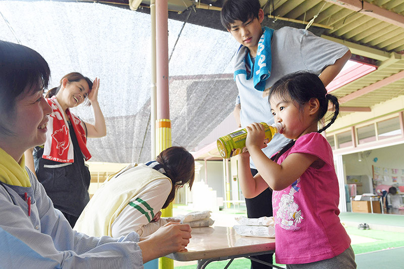 水につかった地域の幼稚園から園児を受け入れている市立薗幼稚園。熱中症対策としてクーラーボックスで冷やした水やお茶を30分ごとに園児に飲ませているという=岡山県倉敷市真備町地区で2018年7月15日午後0時44分、小松雄介撮影