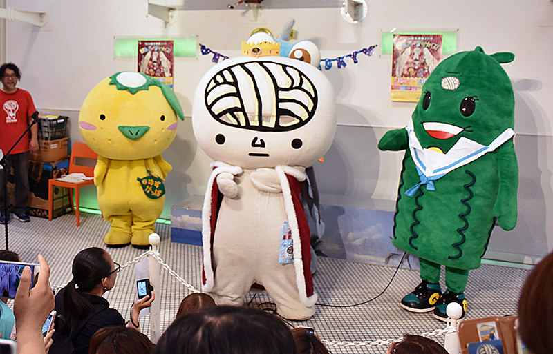 来場者にマジックショーを披露するうどん脳ら=高松市サンポートで、小川和久撮影