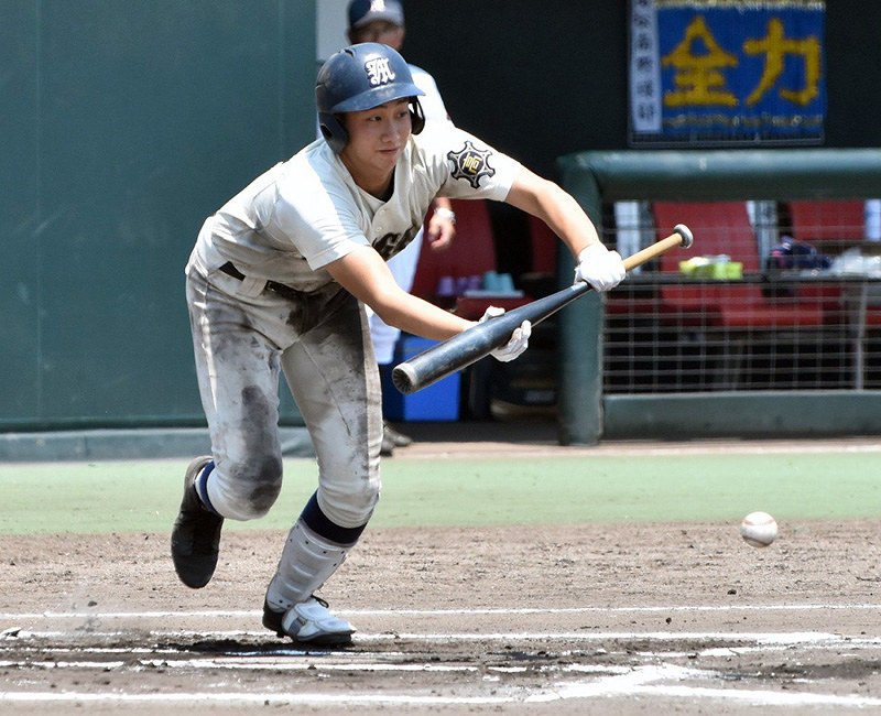【丸亀-高松南】十一回表丸亀無死一、三塁、大野がスクイズを決めて勝ち越し=香川県丸亀市のレクザムBP丸亀で、山口桂子撮影