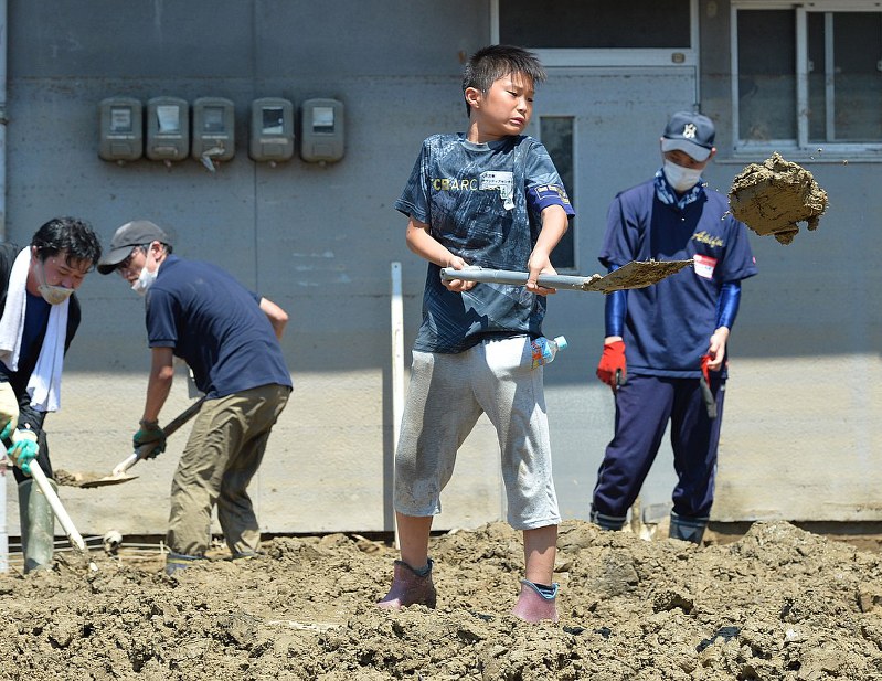 ボランティアで被災地に入り、大人と一緒に土砂をかきだす森岡直希さん(手前)=広島県呉市で2018年7月15日午後1時45分、木葉健二撮影