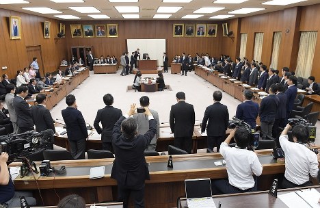野党議員が抗議する中、参院定数を「６増」する公職選挙法改正案に関する採決が行われた衆院政治倫理・公選法改正特別委員会。奥中央は平沢勝栄委員長＝国会内で２０１８年７月１７日午前１１時４０分、川田雅浩撮影