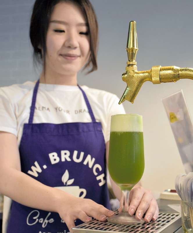 静岡県産の緑茶を使った「煎茶ビール」=静岡市葵区で、高場悠撮影