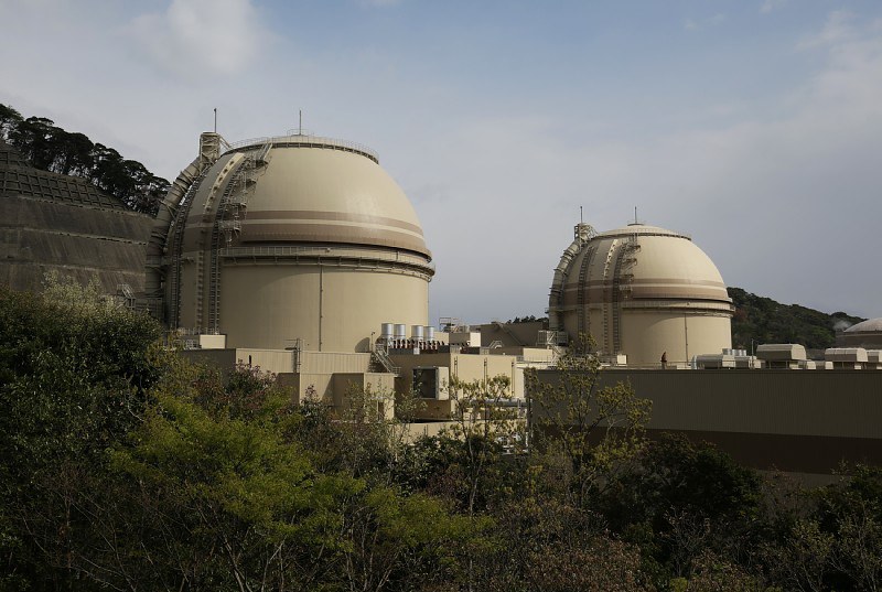 大飯原発の4号機(左)と3号機=福井県おおい町で、小出洋平撮影