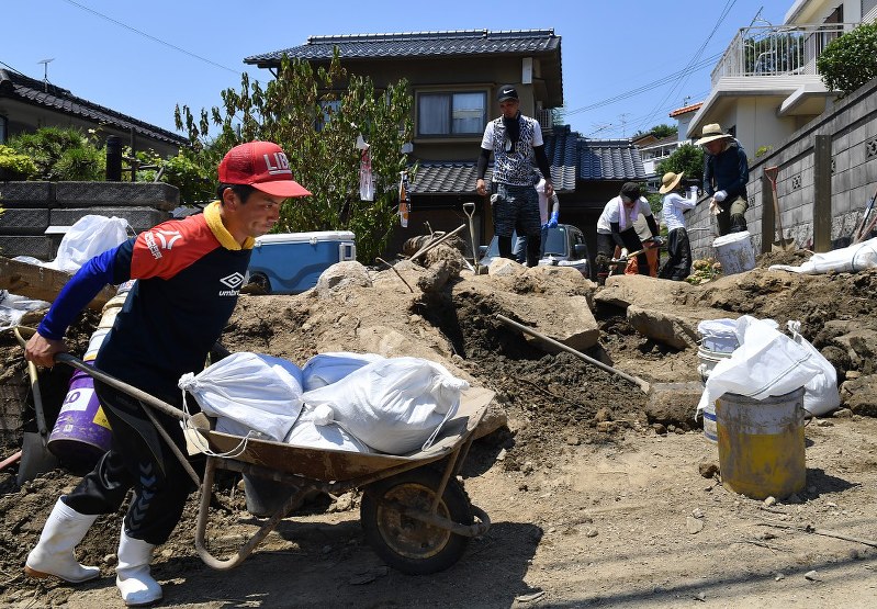厳しい暑さが続く中、作業を続けるボランティア＝広島市安芸区矢野東で２０１８年７月１５日午後１時２７分、大西岳彦撮影
