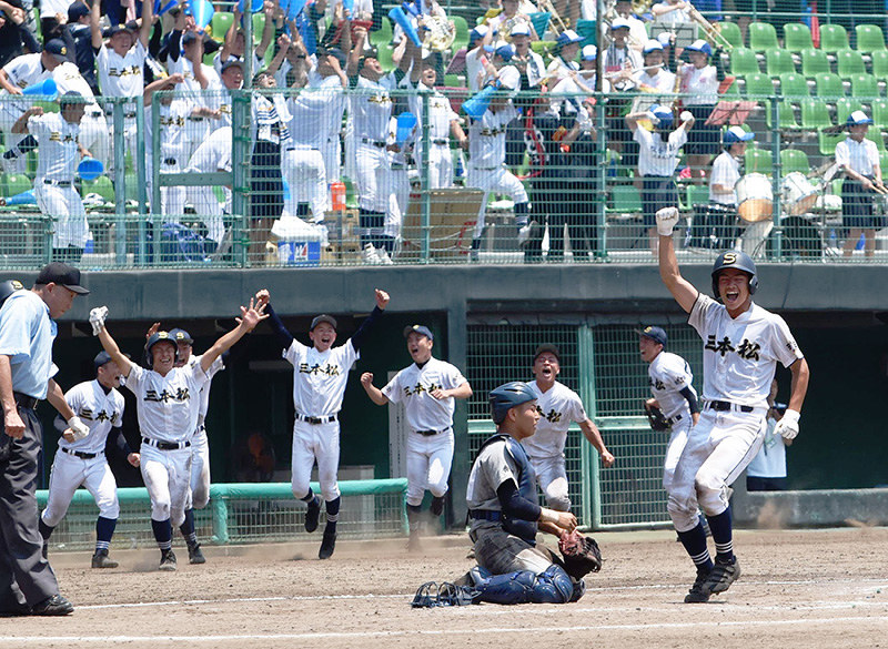 【大手前高松-三本松】延長十回裏三本松2死一、三塁、山花の右越え適時打で吉田が生還しサヨナラ=高松市生島町のレクザムスタジアムで、潟見雄大撮影