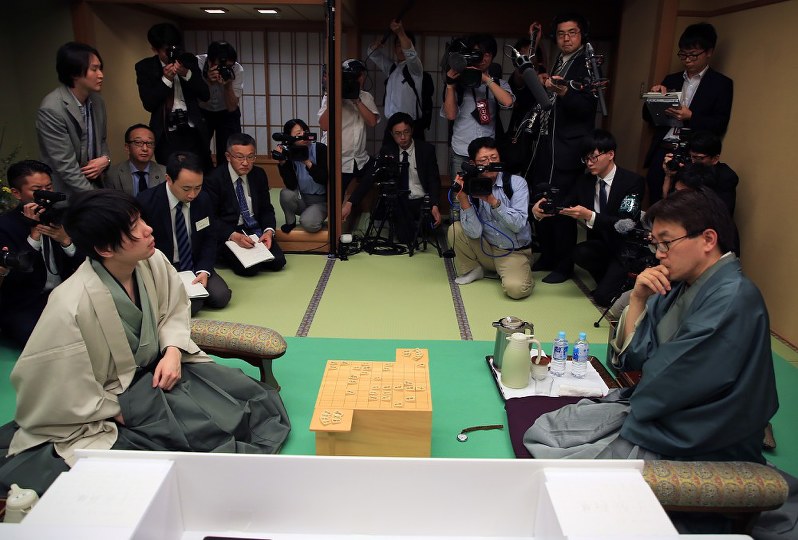 3連覇を決めた直後の佐藤天彦名人(左)と羽生善治竜王=山形県天童市の天童ホテルで6月20日午後9時49分、梅村直承撮影