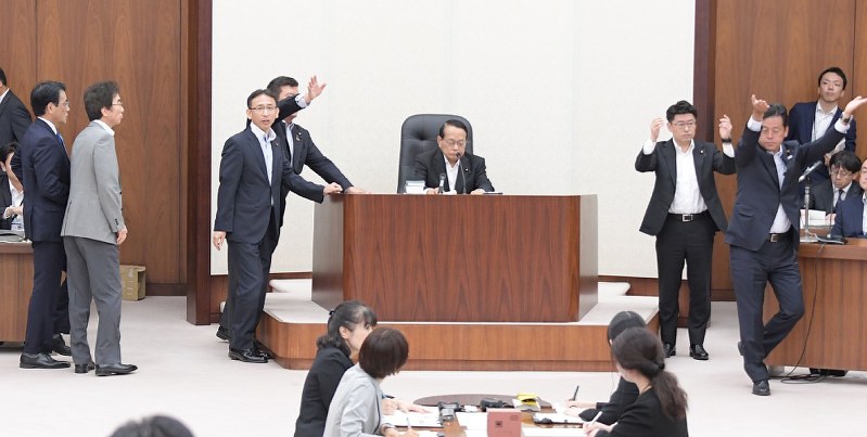 参院定数を「6増」する公職選挙法改正案の採決を強行する平沢勝栄委員長(中央)と抗議する野党議員たち(左)と採決を促す与党議員たち(右)=国会内で2018年7月17日午前11時39分、川田雅浩撮影