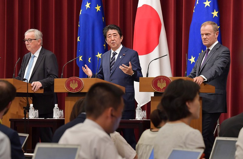 共同記者会見で質問に答える安倍晋三首相(中央)。右はEUのトゥスク大統領、左はユンケル欧州委員長=首相官邸で2018年7月17日午後6時43分、西本勝撮影