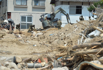 土砂崩れ現場で今も続く、自衛隊による安否不明者の捜索活動=広島県呉市で2018年7月17日午後1時42分、木葉健二撮影