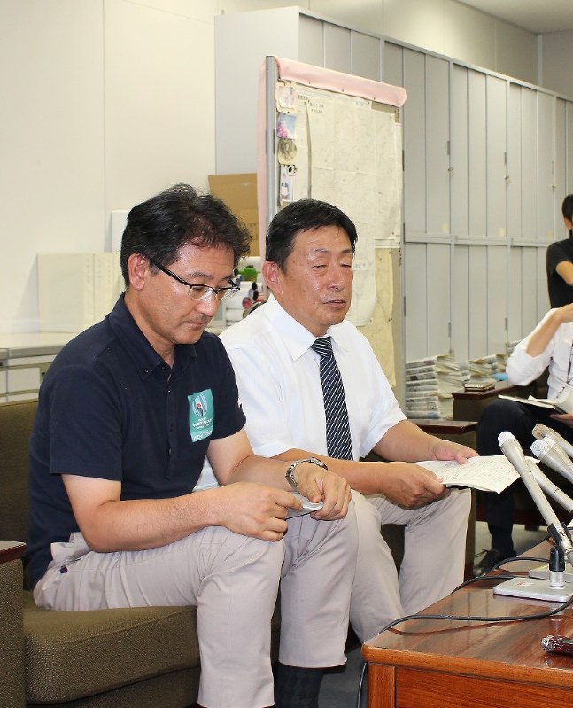 男児死亡について記者会見で説明する愛知県豊田市教委の鈴木直樹・学校教育課長(左)と籔下隆・市立梅坪小校長=同市役所で2018年7月17日午後5時25分、中島幸男撮影