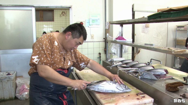 <プロフィル>前田尚毅(まえだ・なおき) 1974年、静岡県焼津生まれ。この地で60年続く老舗「サスエ前田魚店」5代目。県立焼津水産高等学校時代には、競りの記録係を務めるなど魚に関わるアルバイトに勤しみ卒業後、本格的に仕事をスタート。ミシュラン三ツ星の「鮨よしたけ」、The World’s 50 Best Restaurants 2018で17位の「傳」、2013年のボキューズ・ドールで世界3位に輝いた浜田統之が料理長を務める「星のや東京」など、国内外の一流飲食店に焼津から魚を納める。魚一筋で趣味は魚を食べること。こわもての風貌だが、売るために買った魚が可愛くなって店の水槽で飼い始めるなど意外過ぎる一面も。家族は妻と2人の子供。