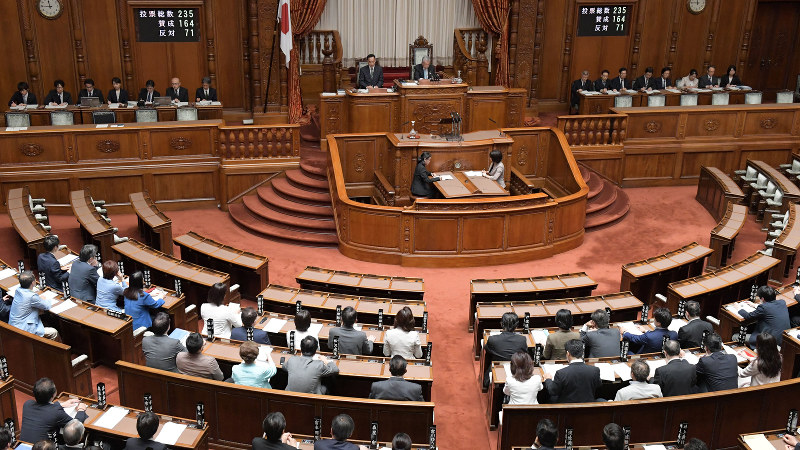 働き方改革関連法が与党などの賛成多数で可決、成立した参院本会議=国会内で2018年6月29日、川田雅浩撮影