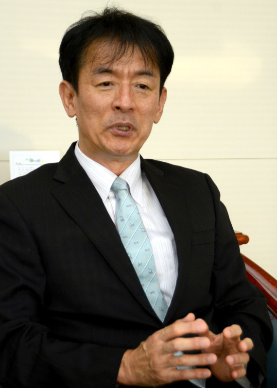 山崎達雄氏