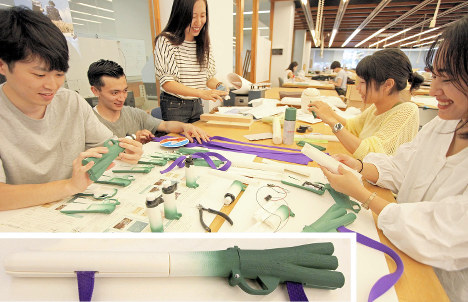 「ねぎライフル」を制作する東洋大の学生たち。左下が３Ｄプリンターで作った「ねぎライフル」＝埼玉県朝霞市岡の同大朝霞キャンパスで、橋本政明撮影