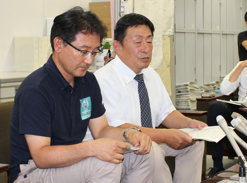 梅坪小1年男児の死亡について会見する豊田市教委の鈴木直樹・学校教育課長(左)と籔下隆・梅坪小校長=豊田市役所で2018年7月18日午後5時25分、中島幸男撮影
