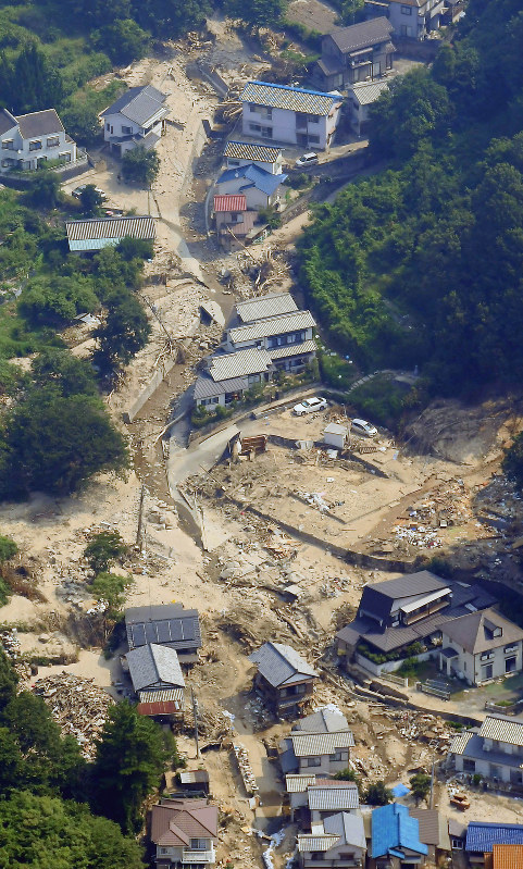 2週間たっても、一帯は土砂に覆われている=広島県呉市で2018年7月20日午前9時29分、本社ヘリから望月亮一撮影