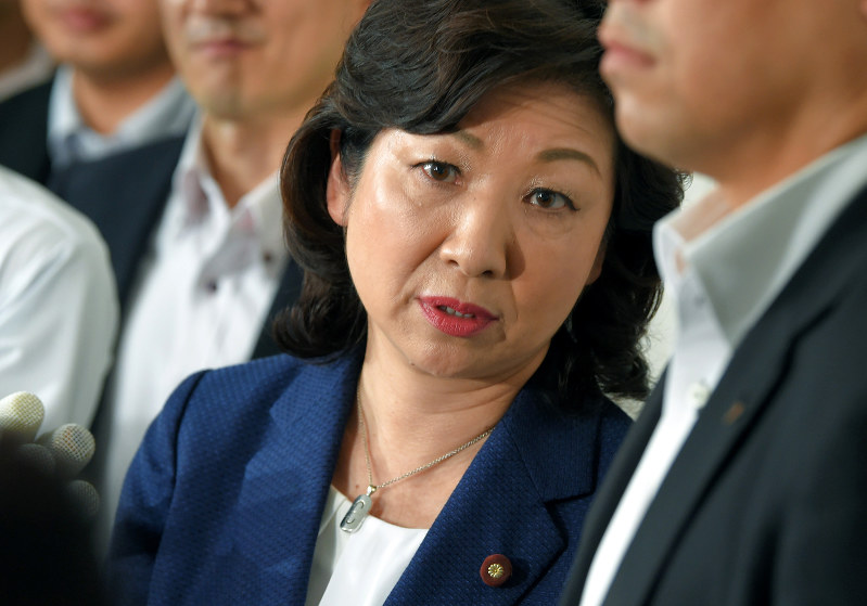 記者団の取材に応じる野田聖子総務相=総務省で19日午前10時58分、手塚耕一郎撮影