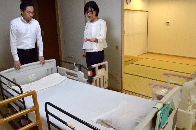 高齢者の居室などを再現して介護を学べる研修施設「SOMPOケア ユニバーシティ」=東京都港区で