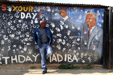 「マディバの遺志を受け継ぐ指導者がほしい」と話すパーシー・ヌダバさん＝アレクサンドラで６月１４日