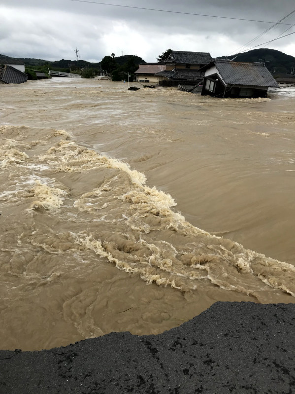 濁流に襲われ、水につかった岡山県倉敷市真備町有井の住宅=7日午後0時37分撮影、住民提供