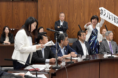 参院内閣委員会でカジノを含む統合型リゾート（ＩＲ）実施法案が可決後に付帯決議案について発言する国民・矢田稚子氏（左端）。右奥は傍聴しながら抗議する自由・森裕子氏＝国会内で２０１８年７月１９日午後４時４５分、川田雅浩撮影