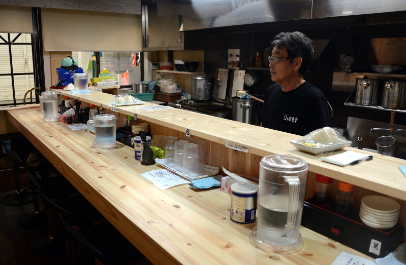 観光不振で客足が途絶えたラーメン店=広島県尾道市で2018年7月15日、李英浩撮影