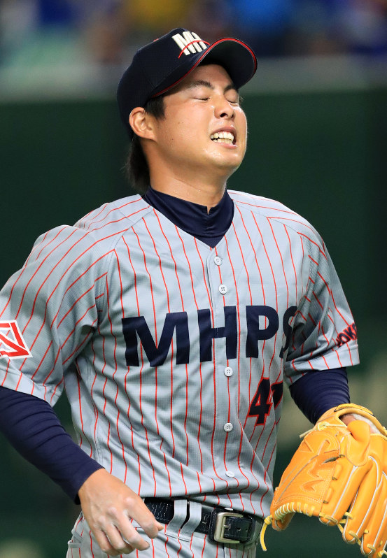 【東京都(NTT東日本)-横浜市(三菱日立パワーシステムズ)】七回表に先制点を許し、悔しそうにベンチに戻る横浜市の先発・柏原=東京ドームで2018年7月19日、梅村直承撮影