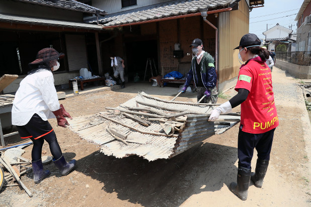 浸水した家屋の片付けを手伝うボランティア=岡山県倉敷市真備町地区で2018年7月18日午後0時11分、幾島健太郎撮影