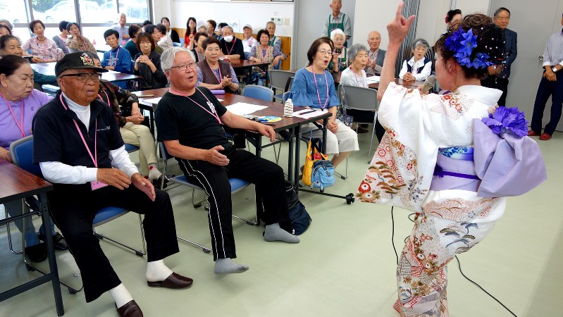 歌謡ショーで盛り上がる武豊町のみなさん=愛知県武豊町で宇佐美裕史撮影