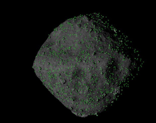 リュウグウ表面の8メートル以上とみられる岩塊の分布(緑の印)=JAXA、近畿大など提供