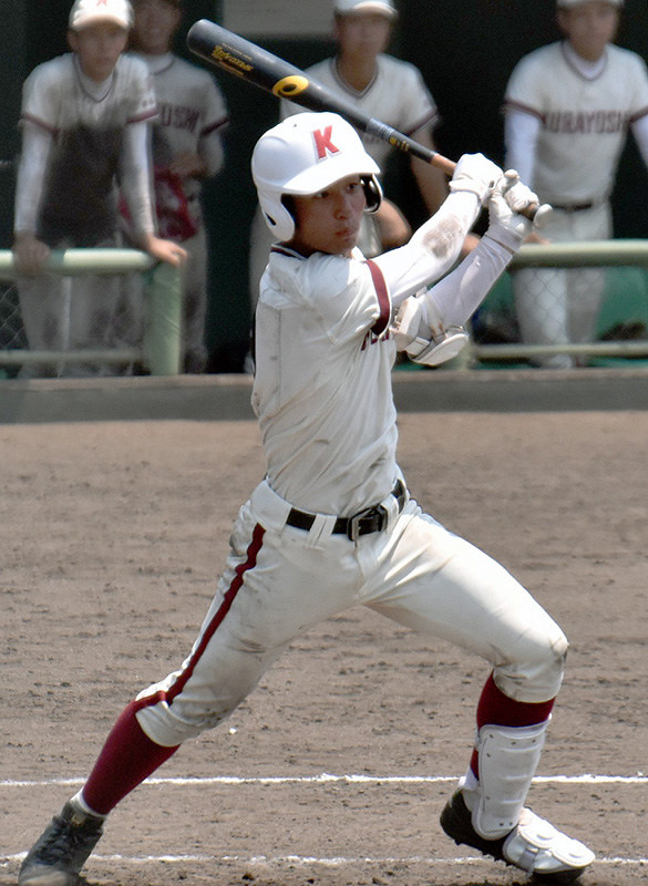 【米子-倉吉東】八回裏倉吉東2死三塁、日野が適時打を放つ=鳥取市のコカ・コーラボトラーズジャパンスポーツパーク野球場で、南迫弘理撮影
