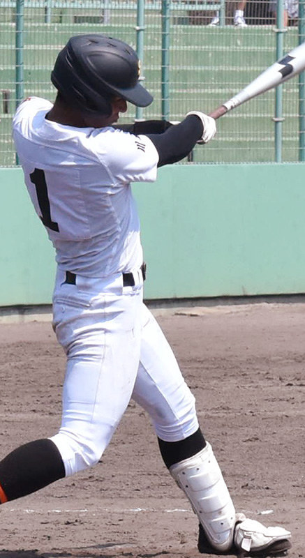 【出雲工-島根中央】五回裏島根中央1死一塁、左田野が左前打を打ち、チャンスを広げる=出雲市大社町の県立浜山球場で、鈴木周撮影