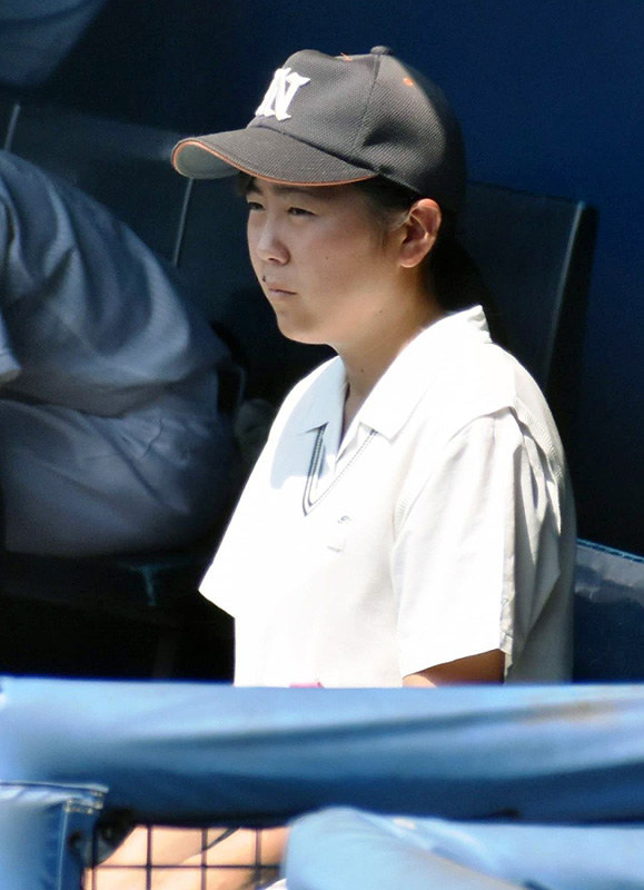 ベンチから選手の活躍を見守る伊予農マネージャーの森貴美枝さん=松山市市坪西町の坊っちゃんスタジアムで、遠藤龍撮影
