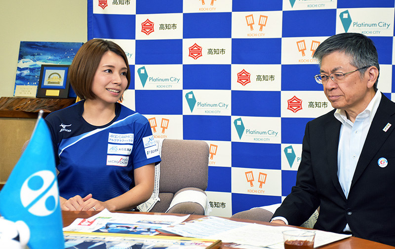 高知市の岡崎誠也市長と歓談する本橋麻里さん(左)=高知市役所で、松原由佳撮影