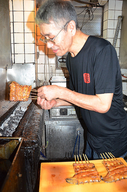 手際よく焼き上げられるうなぎ=大阪市北区の専門店「志津可」で2018年7月19日、釣田祐喜撮影