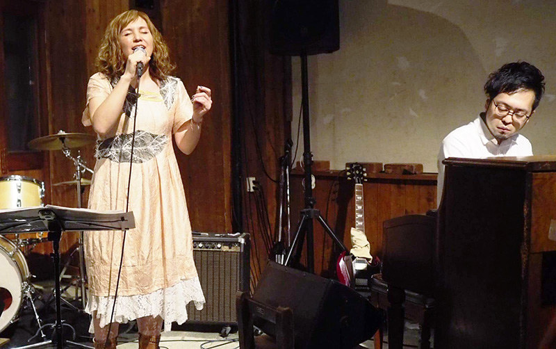 ライブで歌を披露する音楽ユニット「オノマトペル」の横沢ローラさん(左)と工藤拓人さん=名古屋市中区のK・Dハポンで、横沢さん提供