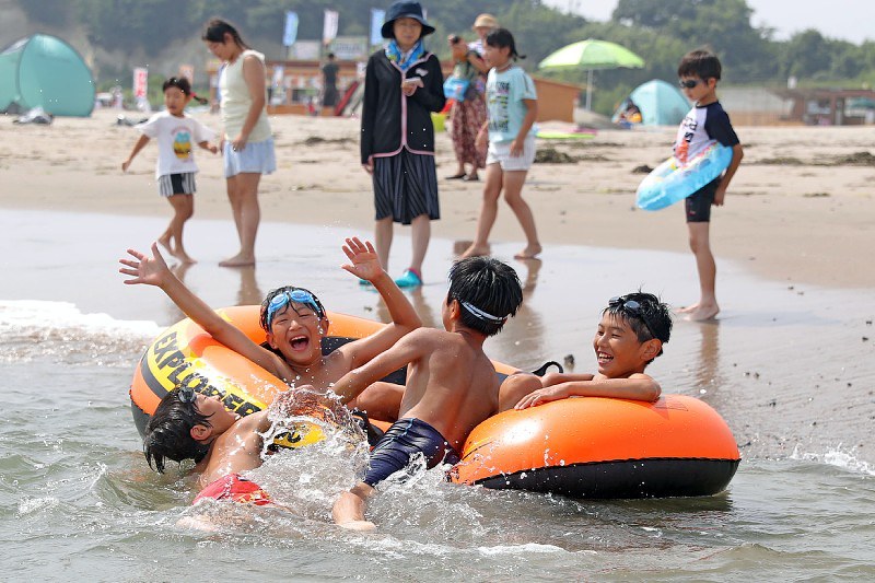 8年ぶりに海開きした原釜尾浜海水浴場ではしゃぐ子どもたち=福島県相馬市で21日、喜屋武真之介撮影