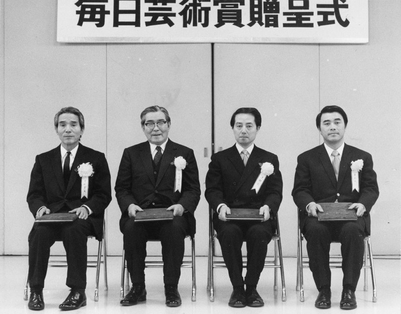 『背教者ユリアヌス』で第14回毎日芸術賞を受賞し、贈呈式に出席した辻邦生(右から2人目)=1973年1月