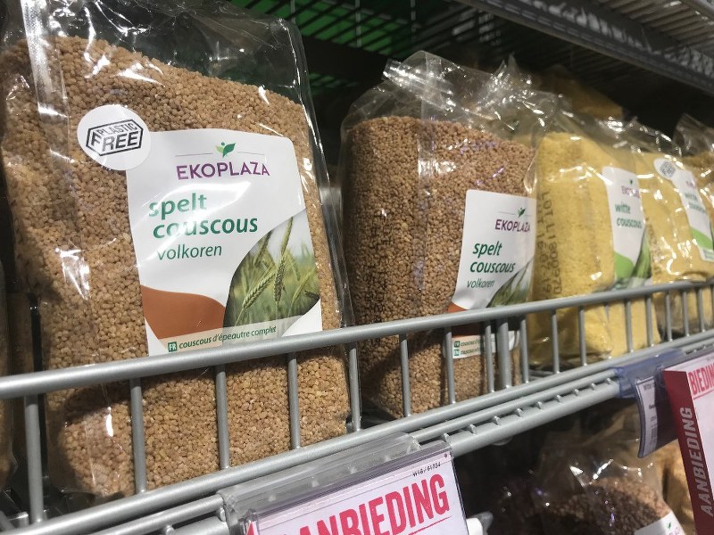 オランダのスーパーチェーン「エコプラザ」の棚に並ぶ生物由来のプラスチックで包装された商品=アムステルダムで2018年5月4日、八田浩輔撮影