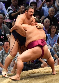 大相撲名古屋場所：御嶽海が初優勝 日本出身8場所ぶり [写真
