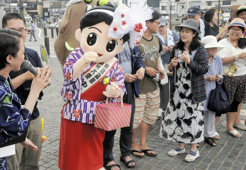 草津温泉：「ゆもみちゃん」誕生会にファン100人祝福 | 毎日新聞