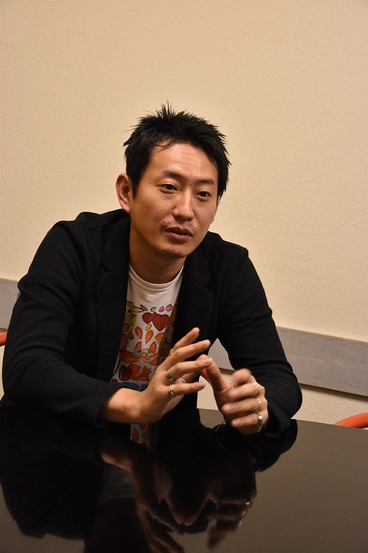 福島県出身の劇作家で演出家の谷賢一さん=東京都江東区で2018年7月13日、小玉沙織撮影